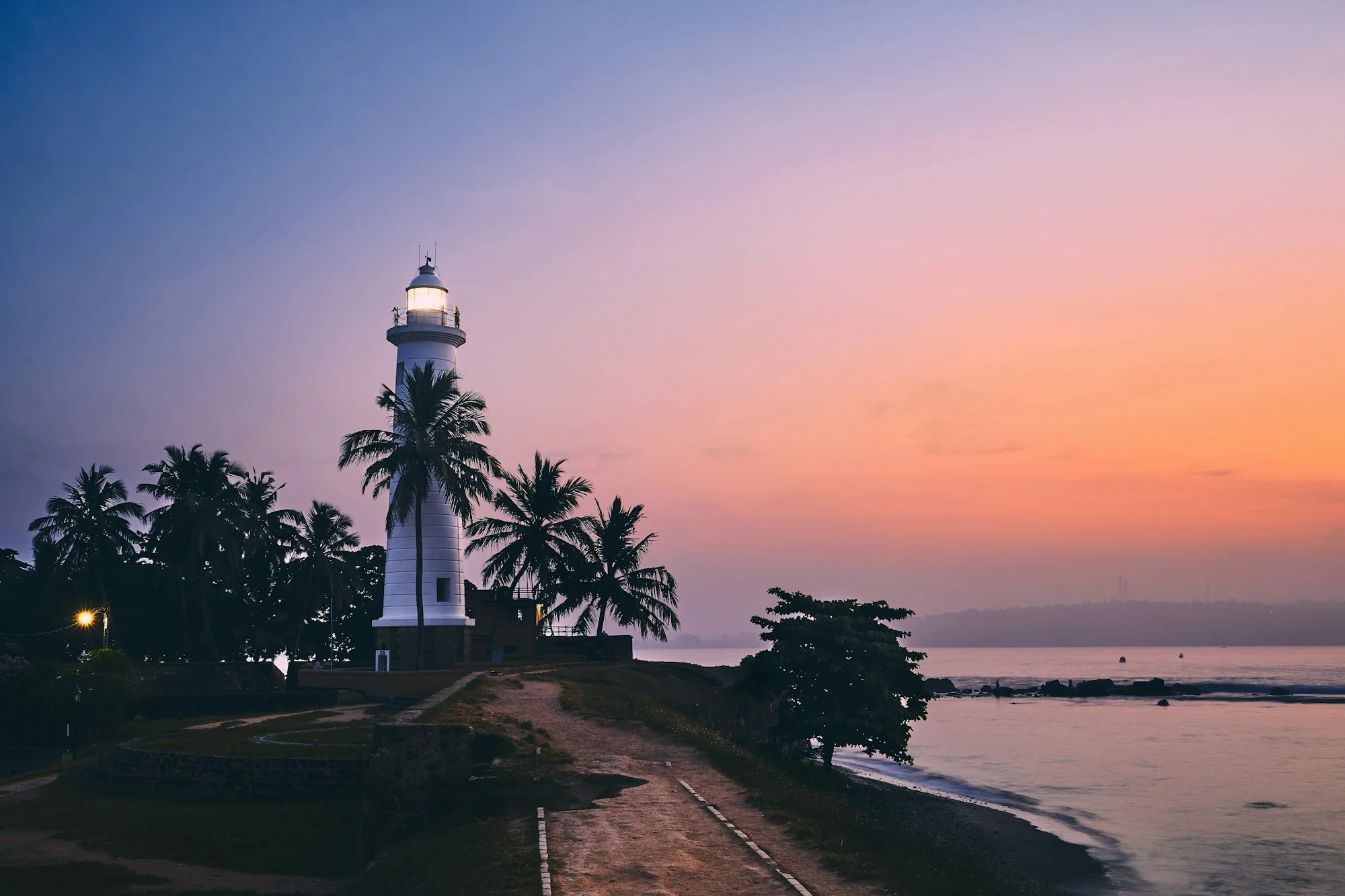 lighthouse-in-fort-in-galle-old-town-in-sri-lanka-at-colorful-sunrise-